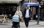 Amsterdam 15 februari 2022
Birgit Schuurman en haar vriend Sander v Haarlem  achter de kinderwagen met daarin hun zoontje Jimi in Amsterdam Zuid