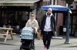 Amsterdam 15 februari 2022
Birgit Schuurman en haar vriend Sander v Haarlem  achter de kinderwagen met daarin hun zoontje Jimi in Amsterdam Zuid