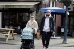 Amsterdam 15 februari 2022
Birgit Schuurman en haar vriend Sander v Haarlem  achter de kinderwagen met daarin hun zoontje Jimi in Amsterdam Zuid