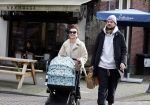 Amsterdam 15 februari 2022
Birgit Schuurman en haar vriend Sander v Haarlem  achter de kinderwagen met daarin hun zoontje Jimi in Amsterdam Zuid