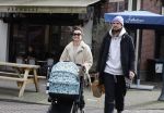 Amsterdam 15 februari 2022
Birgit Schuurman en haar vriend Sander v Haarlem  achter de kinderwagen met daarin hun zoontje Jimi in Amsterdam Zuid