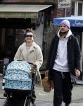 Amsterdam 15 februari 2022
Birgit Schuurman en haar vriend Sander v Haarlem  achter de kinderwagen met daarin hun zoontje Jimi in Amsterdam Zuid