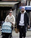 Amsterdam 15 februari 2022
Birgit Schuurman en haar vriend Sander v Haarlem  achter de kinderwagen met daarin hun zoontje Jimi in Amsterdam Zuid
