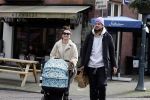Amsterdam 15 februari 2022
Birgit Schuurman en haar vriend Sander v Haarlem  achter de kinderwagen met daarin hun zoontje Jimi in Amsterdam Zuid