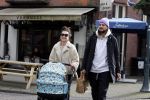 Amsterdam 15 februari 2022
Birgit Schuurman en haar vriend Sander v Haarlem  achter de kinderwagen met daarin hun zoontje Jimi in Amsterdam Zuid
