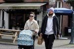 Amsterdam 15 februari 2022
Birgit Schuurman en haar vriend Sander v Haarlem  achter de kinderwagen met daarin hun zoontje Jimi in Amsterdam Zuid