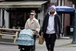 Amsterdam 15 februari 2022
Birgit Schuurman en haar vriend Sander v Haarlem  achter de kinderwagen met daarin hun zoontje Jimi in Amsterdam Zuid