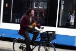 Amsterdam 15 februari 2022
Edwin Oudshoorn met hoed op de fiets in Amsterdam