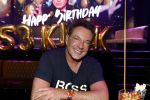 Amsterdam 22 februari 2022
Hans Klok viert zijn 53e verjaardag in the Harbour Club. Later op de avond vraagt hij zijn partner Dann v Ling ten huwelijk. Gerard Joling