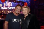 Amsterdam 22 februari 2022
Hans Klok viert zijn 53e verjaardag in the Harbour Club. Later op de avond vraagt hij zijn partner Dann v Ling ten huwelijk. Gerard Joling