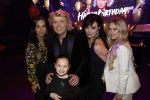 Amsterdam 22 februari 2022
Hans Klok viert zijn 53e verjaardag in the Harbour Club. Later op de avond vraagt hij zijn partner Dann v Ling ten huwelijk. hans met zijn assistentes en dochter Nathalie de Hoop