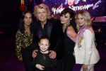 Amsterdam 22 februari 2022
Hans Klok viert zijn 53e verjaardag in the Harbour Club. Later op de avond vraagt hij zijn partner Dann v Ling ten huwelijk. hans met zijn assistentes en dochter Nathalie de Hoop