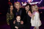 Amsterdam 22 februari 2022
Hans Klok viert zijn 53e verjaardag in the Harbour Club. Later op de avond vraagt hij zijn partner Dann v Ling ten huwelijk. hans met zijn assistentes en dochter Nathalie de Hoop