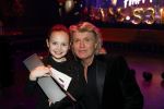 Amsterdam 22 februari 2022
Hans Klok viert zijn 53e verjaardag in the Harbour Club. Later op de avond vraagt hij zijn partner Dann v Ling ten huwelijk. Hans Klok met de dochter van Nathalie de Hoop