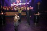 Amsterdam 22 februari 2022
Hans Klok viert zijn 53e verjaardag in the Harbour Club. Later op de avond vraagt hij zijn partner Dann v Ling ten huwelijk. Hans Klok met de dochter van Nathalie de Hoop