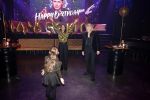 Amsterdam 22 februari 2022
Hans Klok viert zijn 53e verjaardag in the Harbour Club. Later op de avond vraagt hij zijn partner Dann v Ling ten huwelijk. Hans Klok met de dochter van Nathalie de Hoop
