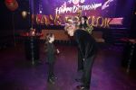 Amsterdam 22 februari 2022
Hans Klok viert zijn 53e verjaardag in the Harbour Club. Later op de avond vraagt hij zijn partner Dann v Ling ten huwelijk. Hans Klok met de dochter van Nathalie de Hoop