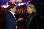 Amsterdam 22 februari 2022
Hans Klok viert zijn 53e verjaardag in the Harbour Club. Later op de avond vraagt hij zijn partner Dann v Ling ten huwelijk. Hans Klok en Matthijs Albers