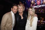 Amsterdam 22 februari 2022
Hans Klok viert zijn 53e verjaardag in the Harbour Club. Later op de avond vraagt hij zijn partner Dann v Ling ten huwelijk. Joost Verhoeven met partner Bo Yael