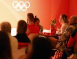 Schiphol 21 februari 2022
De olympische sporters en medaille winnaars komen terug uit Peking en worden gehuldigd in het Hilton Hotel. Kjeld Nuis met zijn zoontje