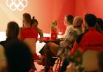 Schiphol 21 februari 2022
De olympische sporters en medaille winnaars komen terug uit Peking en worden gehuldigd in het Hilton Hotel. Kjeld Nuis met zijn zoontje