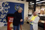 Wateringen 17 februari 2022
Rene Froger krijgt cheque van Douwe Egberts voor de voedselbank.