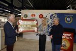 Wateringen 17 februari 2022
Rene Froger krijgt cheque van Douwe Egberts voor de voedselbank.