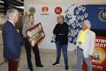 Wateringen 17 februari 2022
Rene Froger krijgt cheque van Douwe Egberts voor de voedselbank.
