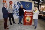 Wateringen 17 februari 2022
Rene Froger krijgt cheque van Douwe Egberts voor de voedselbank.