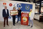 Wateringen 17 februari 2022
Rene Froger krijgt cheque van Douwe Egberts voor de voedselbank.