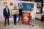 Wateringen 17 februari 2022
Rene Froger krijgt cheque van Douwe Egberts voor de voedselbank.