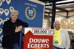 Wateringen 17 februari 2022
Rene Froger krijgt cheque van Douwe Egberts voor de voedselbank.