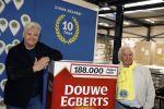 Wateringen 17 februari 2022
Rene Froger krijgt cheque van Douwe Egberts voor de voedselbank.