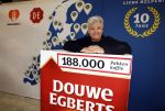 Wateringen 17 februari 2022
Rene Froger krijgt cheque van Douwe Egberts voor de voedselbank.