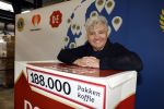 Wateringen 17 februari 2022
Rene Froger krijgt cheque van Douwe Egberts voor de voedselbank.