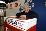 Wateringen 17 februari 2022
Rene Froger krijgt cheque van Douwe Egberts voor de voedselbank.