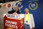 Wateringen 17 februari 2022
Rene Froger krijgt cheque van Douwe Egberts voor de voedselbank.