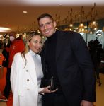 Schiphol 21 februari 2022
De olympische sporters en medaille winnaars komen terug uit Peking en worden gehuldigd in het Hilton Hotel. Rico Verhoeven met zijn nieuwe vriendin Naomy v Beem