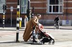 Amsterdam 26 februari 2022
Rose Bertram met haar kinderen op straat in Amsterdam zuid
