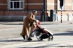 Amsterdam 26 februari 2022
Rose Bertram met haar kinderen op straat in Amsterdam zuid