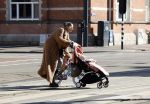 Amsterdam 26 februari 2022
Rose Bertram met haar kinderen op straat in Amsterdam zuid