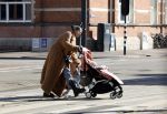 Amsterdam 26 februari 2022
Rose Bertram met haar kinderen op straat in Amsterdam zuid