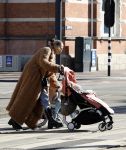 Amsterdam 26 februari 2022
Rose Bertram met haar kinderen op straat in Amsterdam zuid