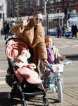 Amsterdam 26 februari 2022
Rose Bertram met haar kinderen op straat in Amsterdam zuid