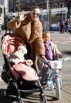 Amsterdam 26 februari 2022
Rose Bertram met haar kinderen op straat in Amsterdam zuid