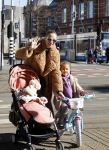 Amsterdam 26 februari 2022
Rose Bertram met haar kinderen op straat in Amsterdam zuid