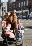 Amsterdam 26 februari 2022
Rose Bertram met haar kinderen op straat in Amsterdam zuid