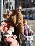 Amsterdam 26 februari 2022
Rose Bertram met haar kinderen op straat in Amsterdam zuid