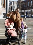 Amsterdam 26 februari 2022
Rose Bertram met haar kinderen op straat in Amsterdam zuid