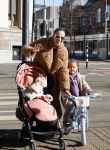 Amsterdam 26 februari 2022
Rose Bertram met haar kinderen op straat in Amsterdam zuid